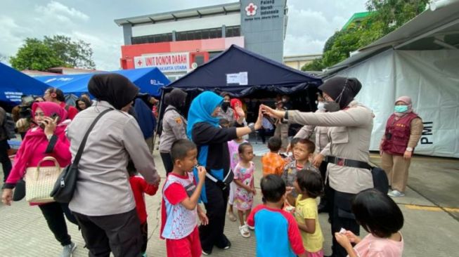 Anak-anak korban kebakaran Pertamina Plumpang saat berada di posko pengungsiaan PMI Jakut.